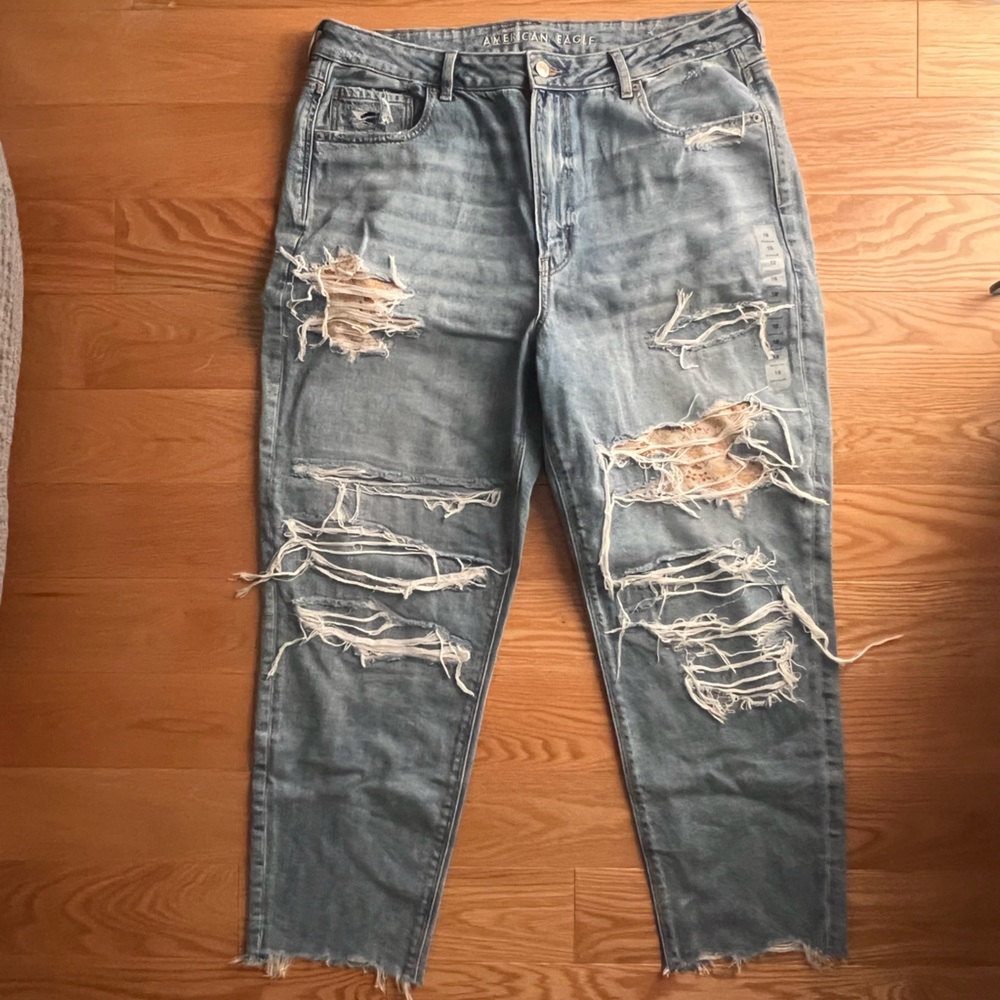 BNWT AE mom straight leg destroyed jeans sz18